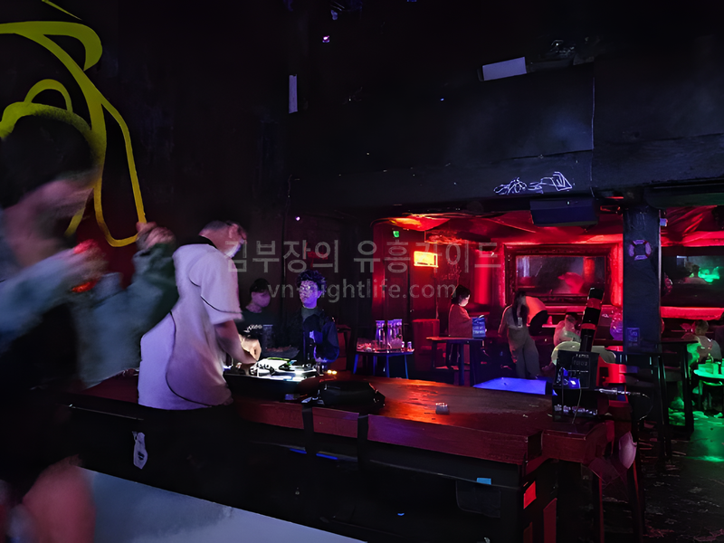 다낭 블룸나이트클럽 바 카운터 DJ