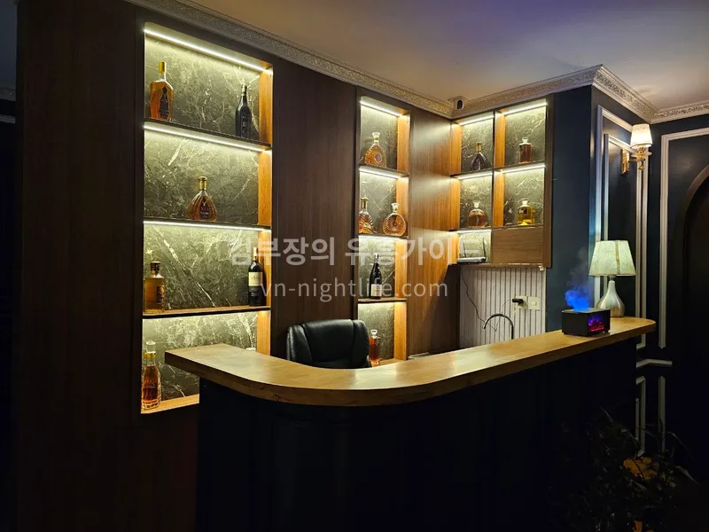 달랏 엘메이 스파 바 카운터와 술 진열장