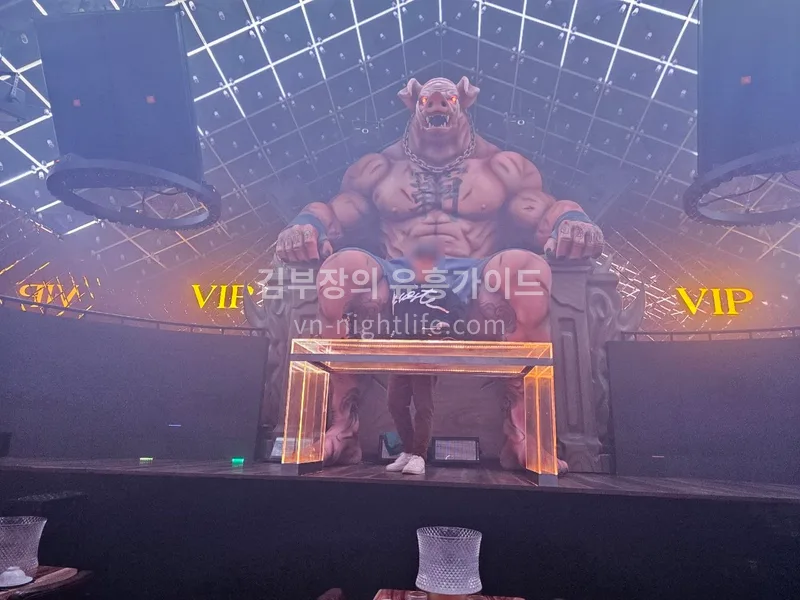 달랏 모나코 클럽 대형 조형물 DJ 부스