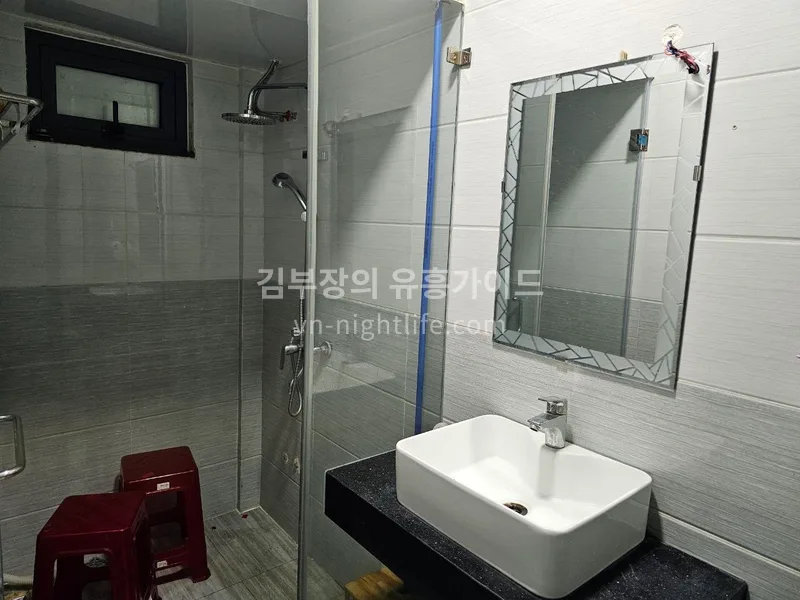 달랏 문마사지 유리 칸막이 샤워실