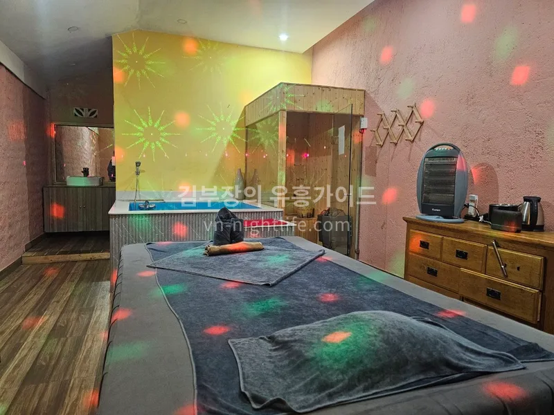 달랏 프엉띰 마사지 객실 마사지 베드와 욕조, 사우나 부스