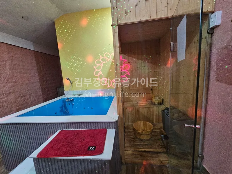 달랏 프엉띰 마사지 타일 욕조와 나무 사우나 부스