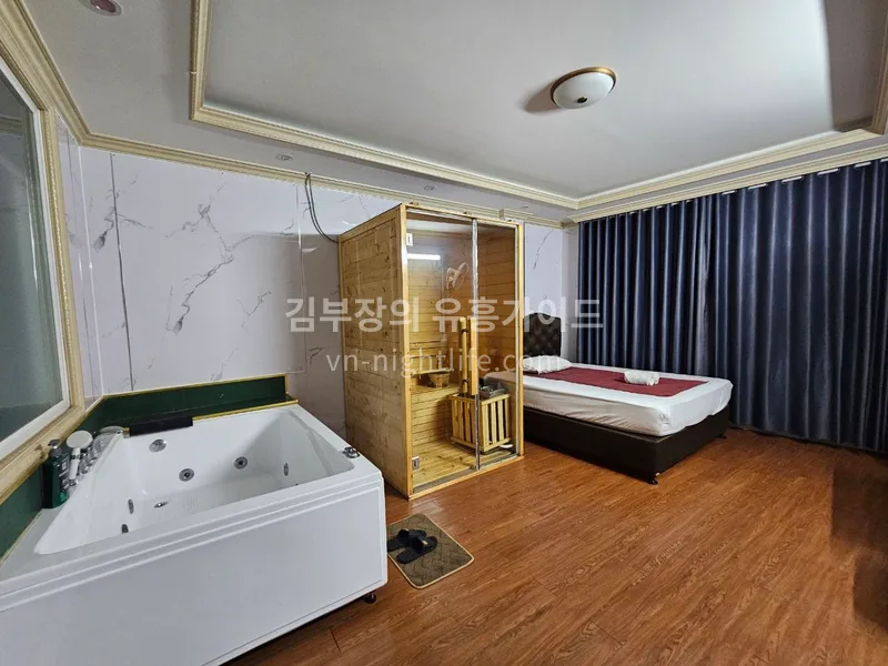달랏 로얄 마사지 자쿠지 욕조와 사우나 부스가 있는 객실 전경