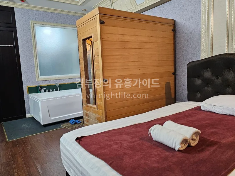 달랏 로얄 마사지 침대 옆 사우나 부스와 자쿠지 욕조