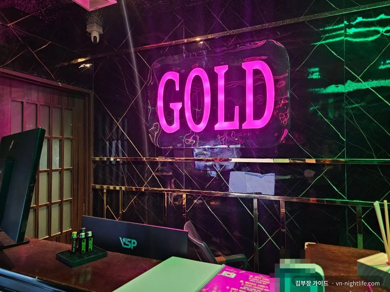 골드 마사지 카운터, GOLD 네온 간판과 한국어 메뉴판