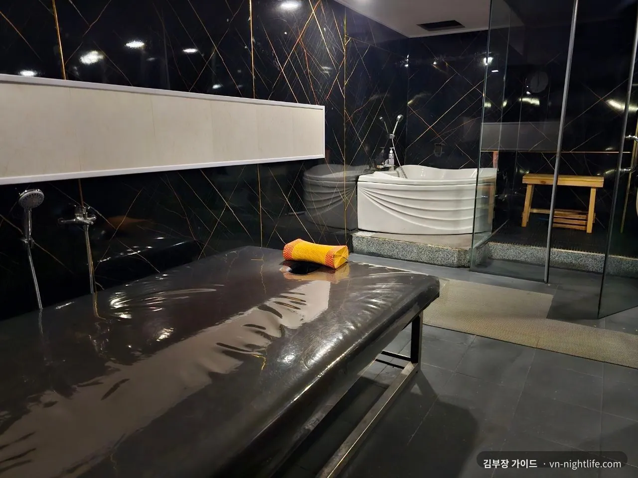 호치민 딸기 때밀이 스파 세신 베드 뒤 코너 욕조